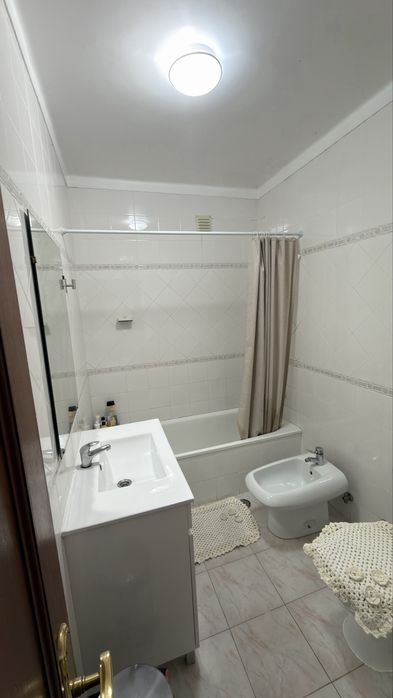 Quarto solteiro(a) entrecampos