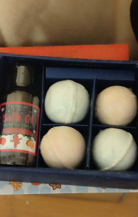 подарунковий набір Elysium Spa Bath Oil with Bath Bombs Gift Set