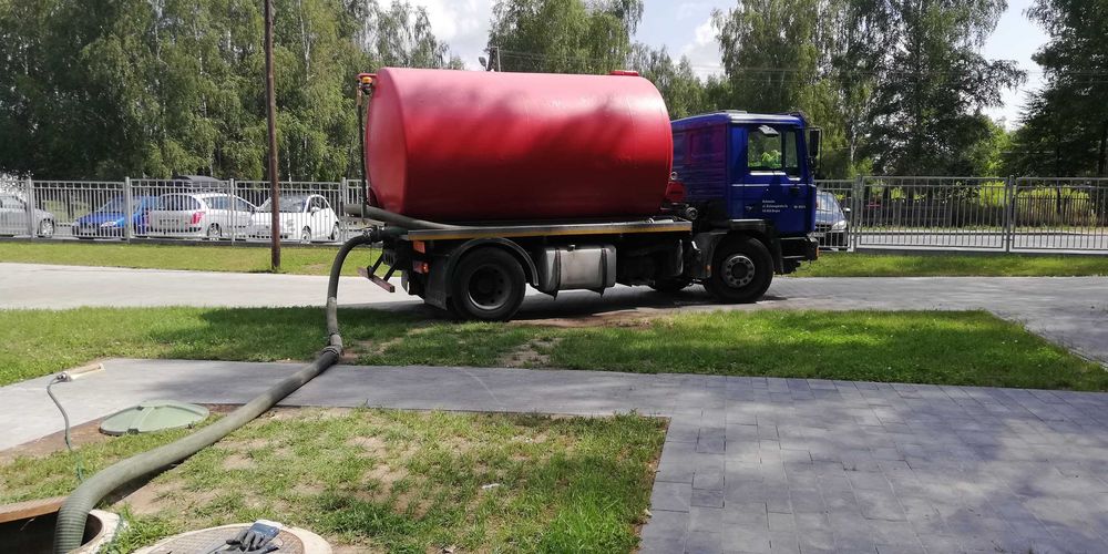 Викачка зливних (вигрібних) ям, асенізатор, Ручна чистка, викачка септика