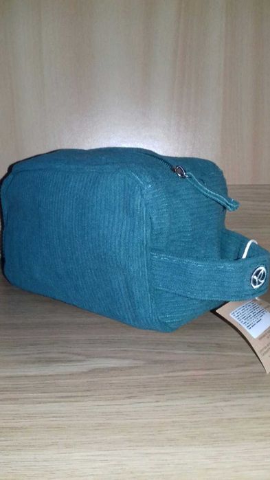 Зелена чоловіча косметичка Ів Роше.