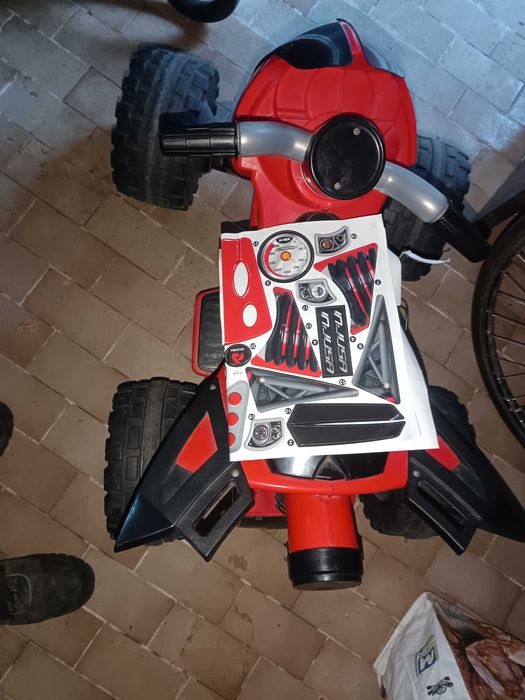 Mota quatro a bateria de criança
