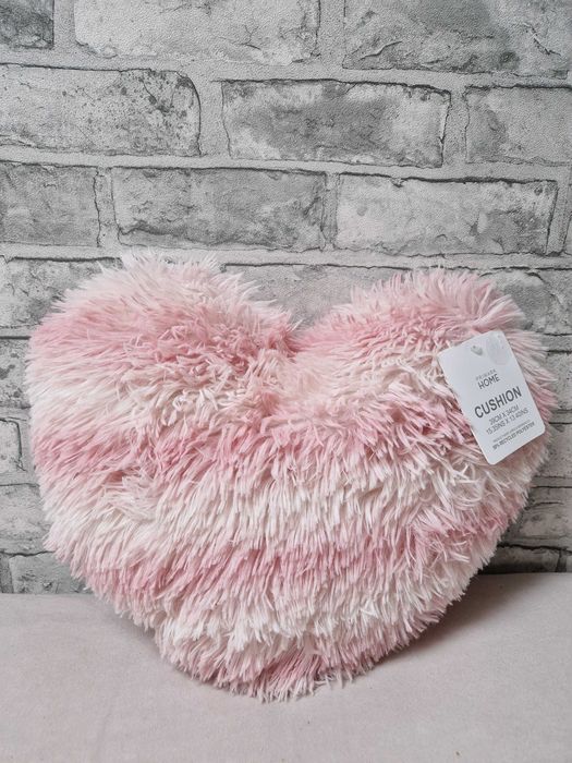 Romantyczny zestaw z serduszkami: koc i poduszka serce PRIMARK