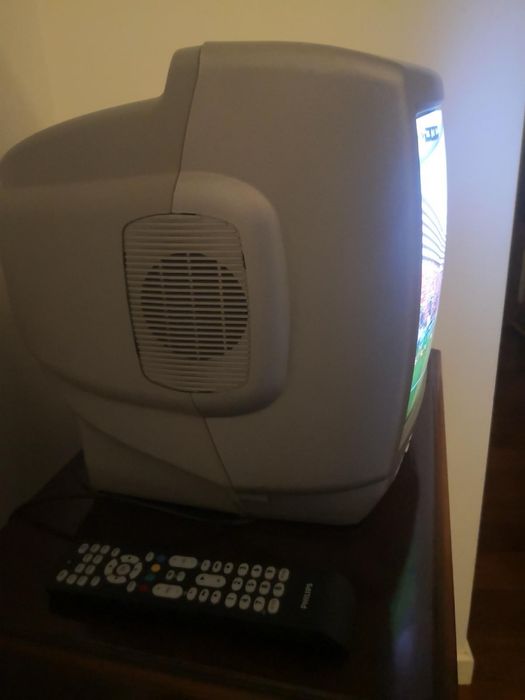 Televisão CRTda SEG , modelo S 3755TS - 14 polegadas aproximadas. A co