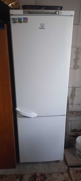 Холодильник Indezlt