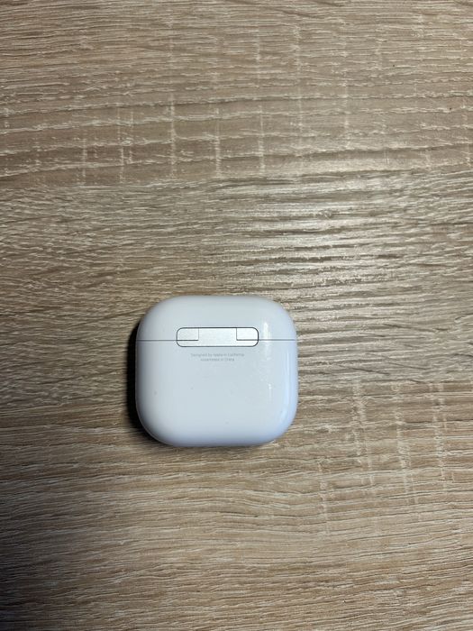 Etui ładujące na AirPods 4