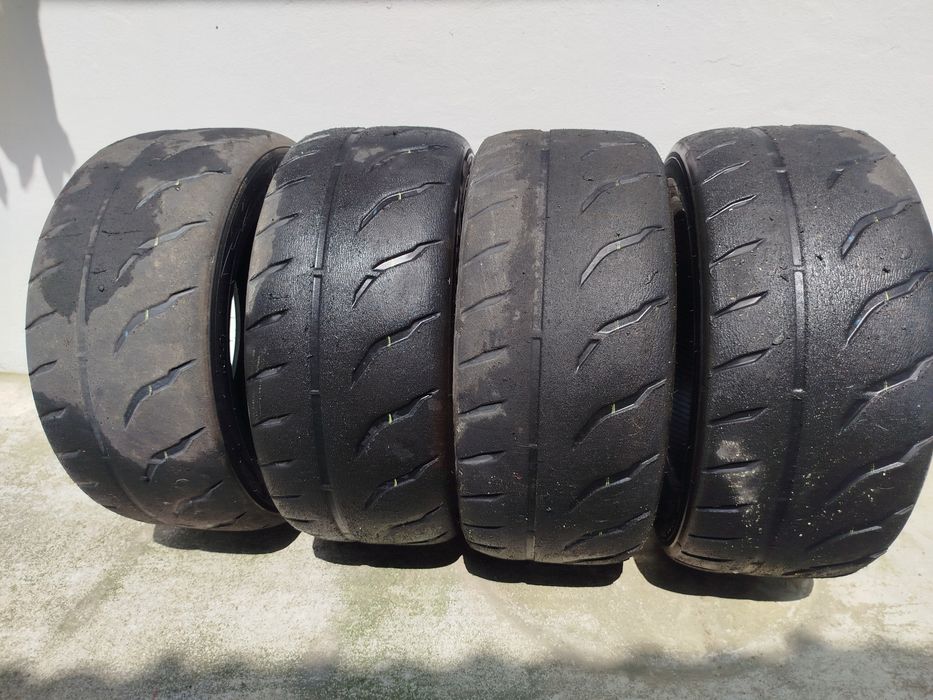 Pneus Toyo  245/45 R16