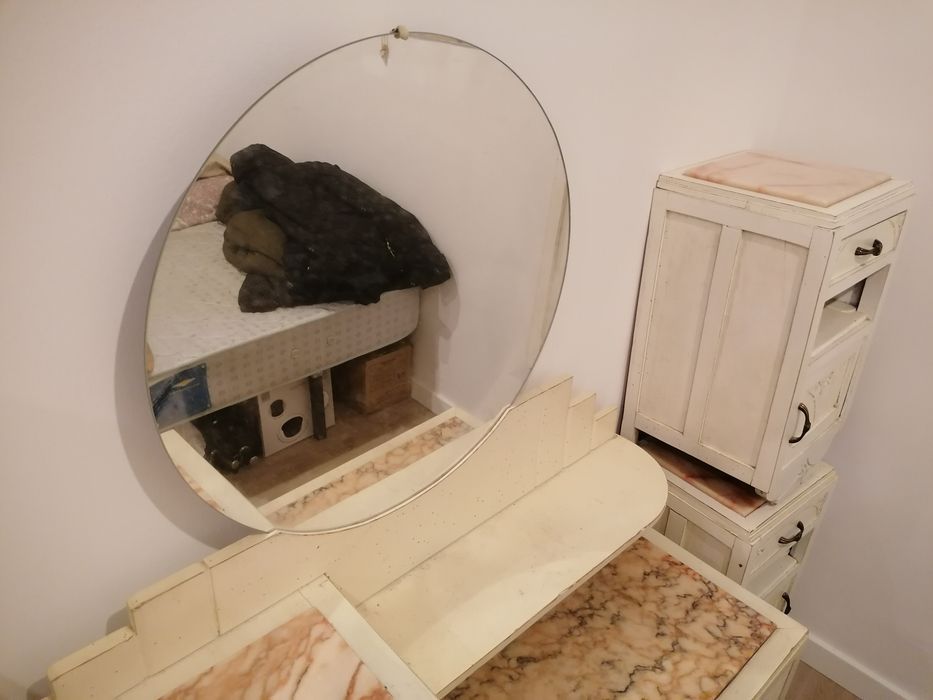 Cómoda antiga com espelho