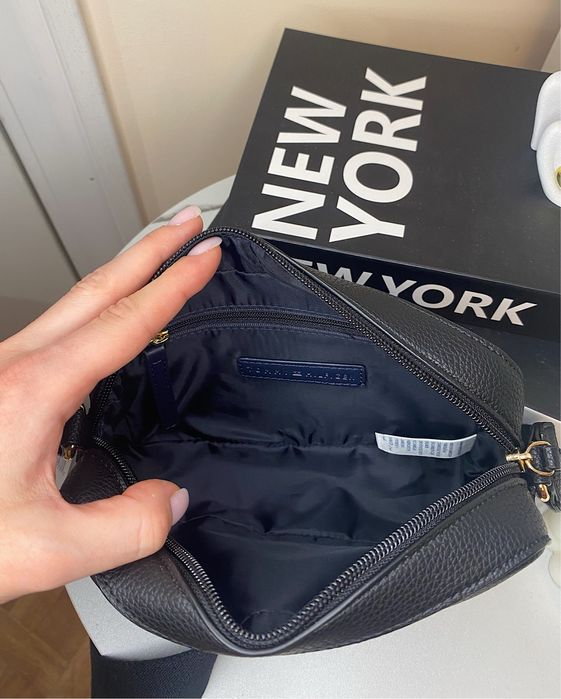 Жіноча кросбоді сумка Tommy Hilfiger чорного кольору