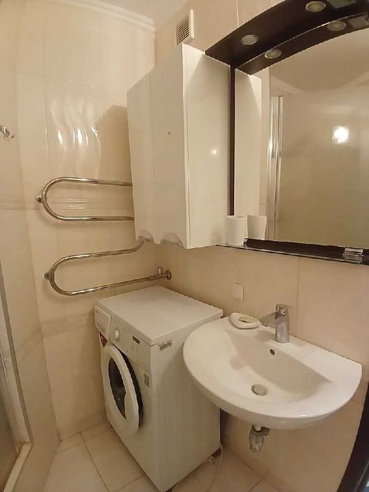 Будинок 2002 року Вул.Бальзака,4. ТРЦ «Глобал UA» 3к.кв. 7й пов. 90 м2