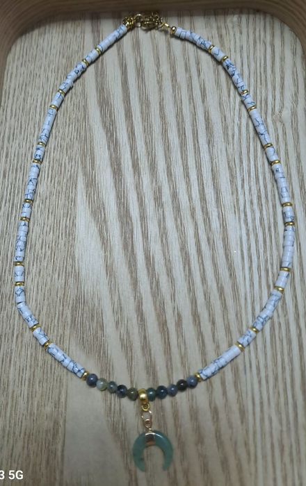 Mowy choker z chowlitu z naszyjnikiem z labradorutu