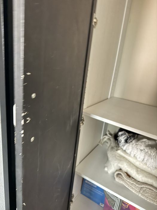 Roupeiro com porta de vidro