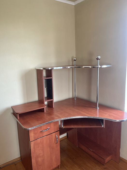 Компʼютерний стіл