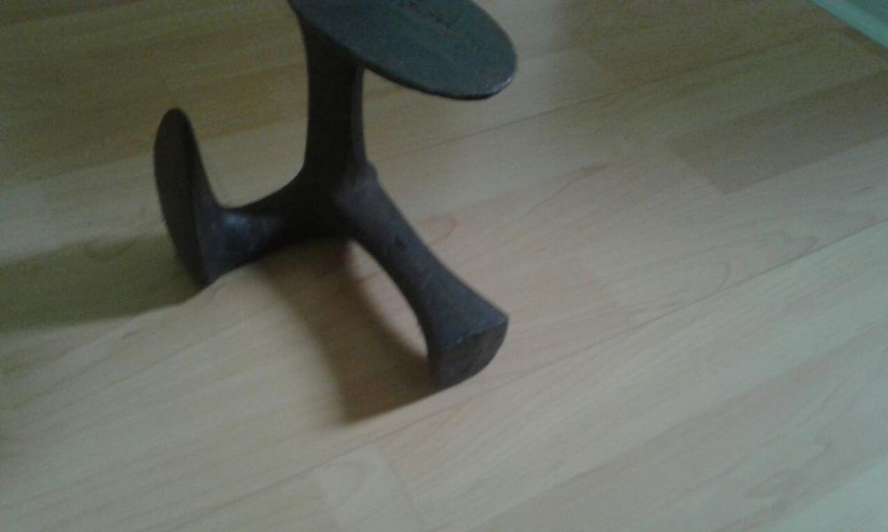 Sprzedam dwa kowadła szewskie.