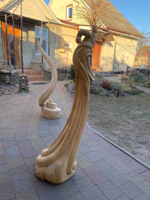 різьблений дубовий стовп до перил