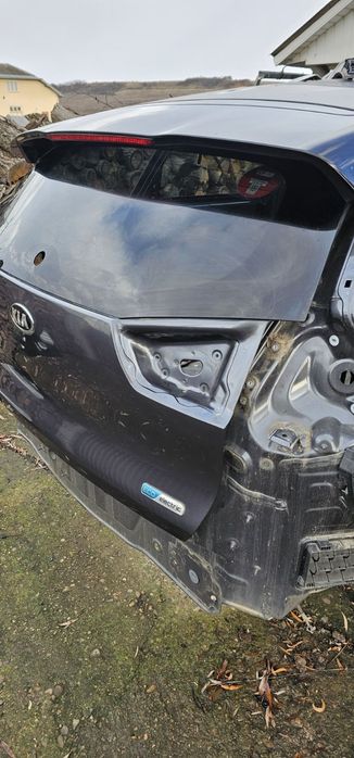 Крышка  багажника  kia niro