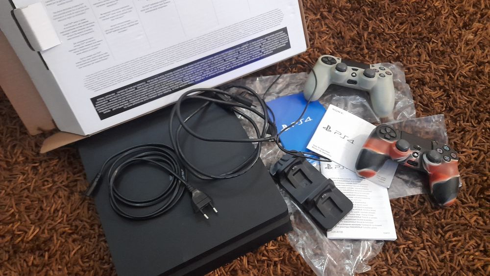 PS4 Slim 1TB + 2 comamdos originais + 7 jogos