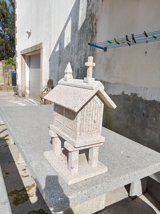 Espigueiros pequenos em granito