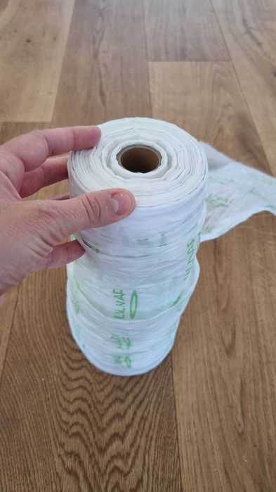 um caixote do lixo para as fraldas, com sacos