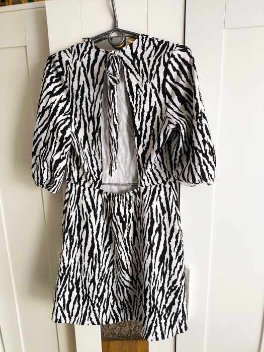 Sukienka trapezowa  zebra z wycięciem L 40