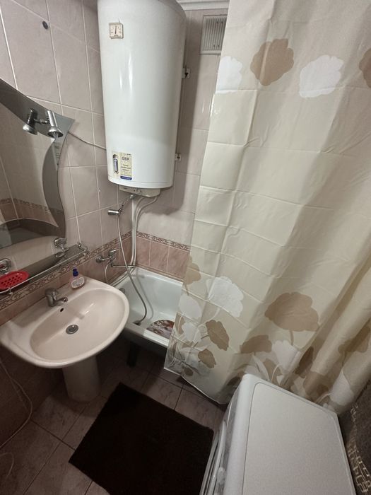 Велика 2 кімнатна квартира ( центр)  . Приймаємо компанї на свята !