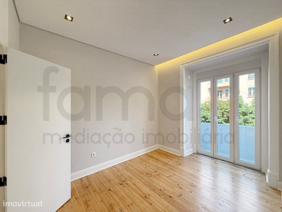 Apartamento T3 Remodelado com quintal, 2 Suítes e Closet na Av. Alm...