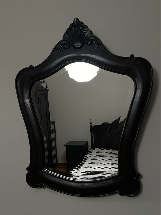 Mobília de quarto (cama, armário, cómoda, espelho, duas mesinhas)