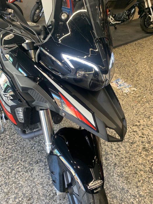 Benelli TRK 251 de 2021 com Top case e Malas Laterais. 3357 Kms