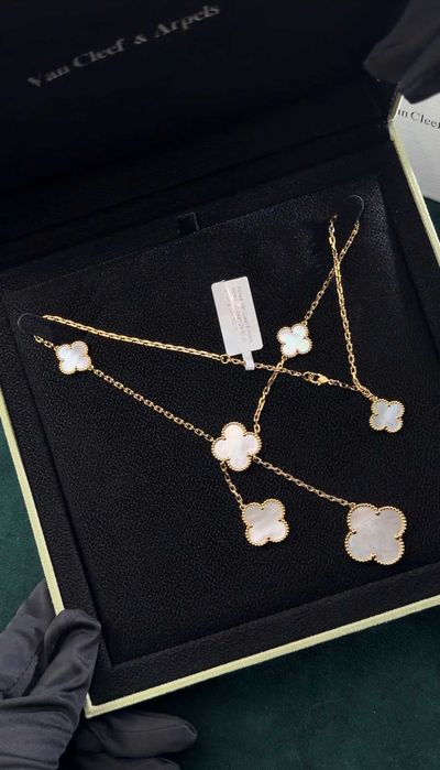 Колье из желтого золота  в стилеVan Cleef &Arpels
