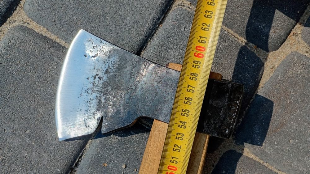 Ręcznie kuta siekiera średnia 1,2kg / 58cm akacja