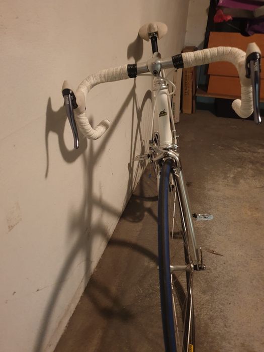 Bicicleta antiga estrada