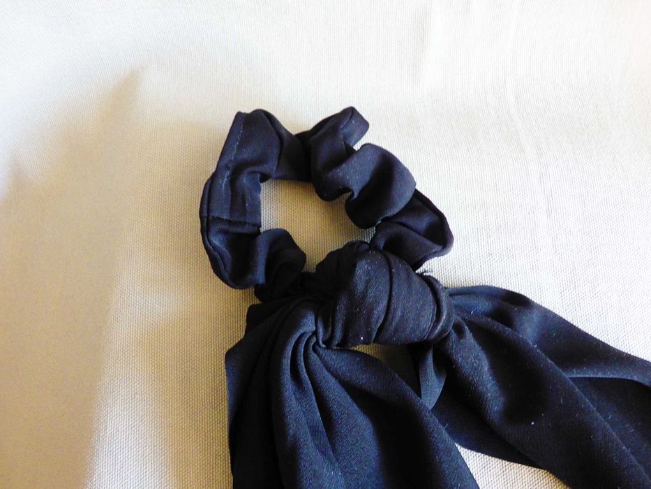Czarna gumka do włosów scrunchie ozdobna kokarda