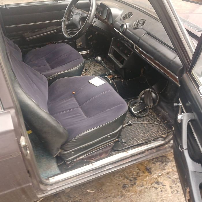 ВАЗ 2106 находу є невиликий торг