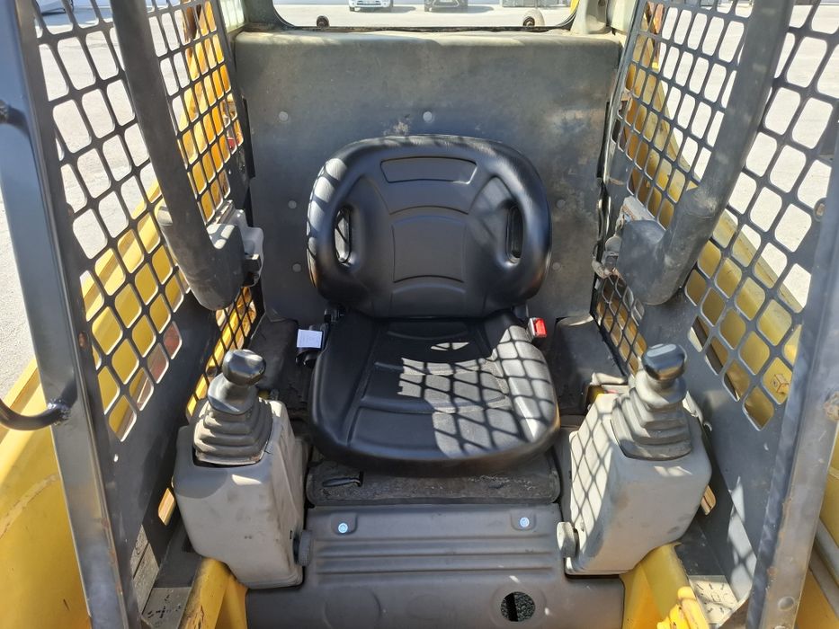 Mini carregadora Komatsu SK09J