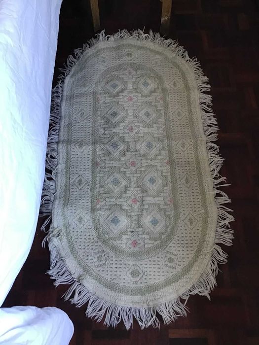 tapete branco com flores e franjas