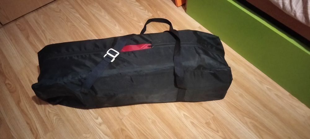 Berço de bebê e cama de viagem