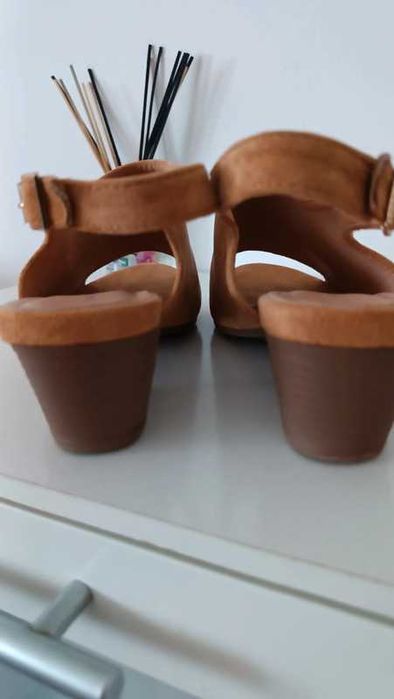 Sandália da You and Me em camurça rapada