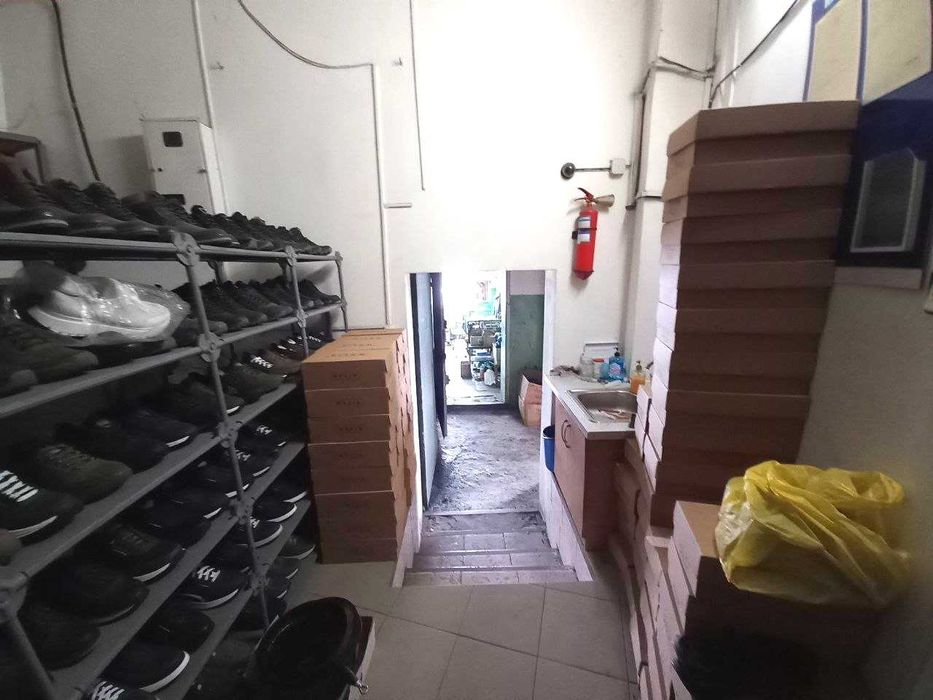 Продам діючий магазин взуття з цехами виробництва