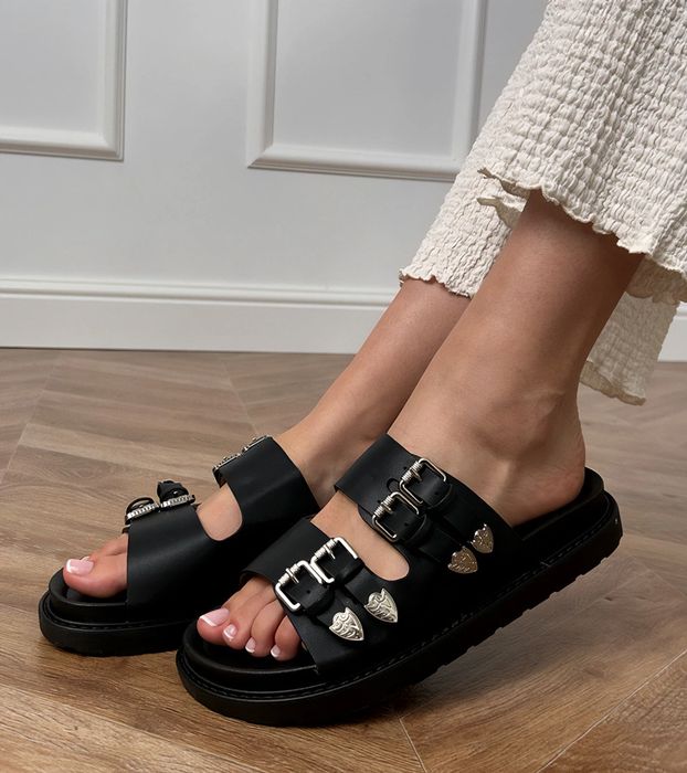 Czarne damskie klapki z ozdobnymi klamrami Fetta