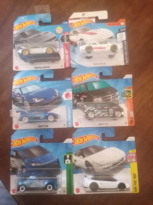 Carros de escala 1:64 HotWheels