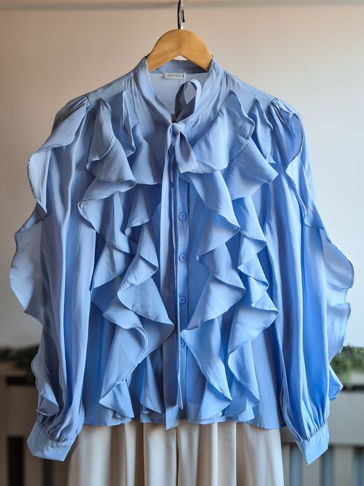 Elegancka koszula damska oversize baby blue z falbanką kokardą wiosna