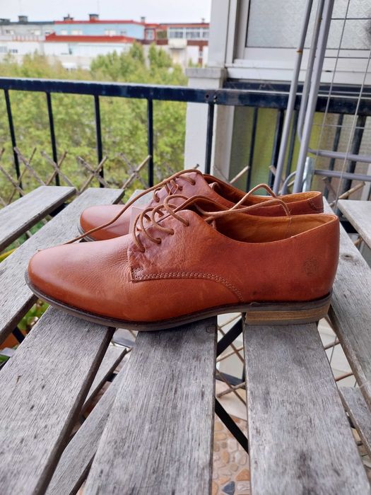 Sapatos em pele camel