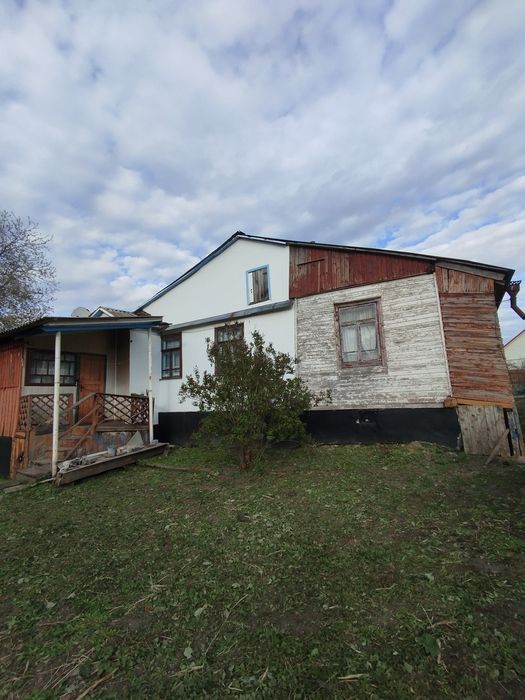Продам дві частини будинку в центрі хорошева.