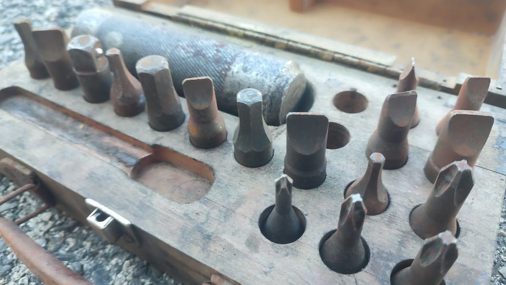 Conjunto antigo de chaves de impacto