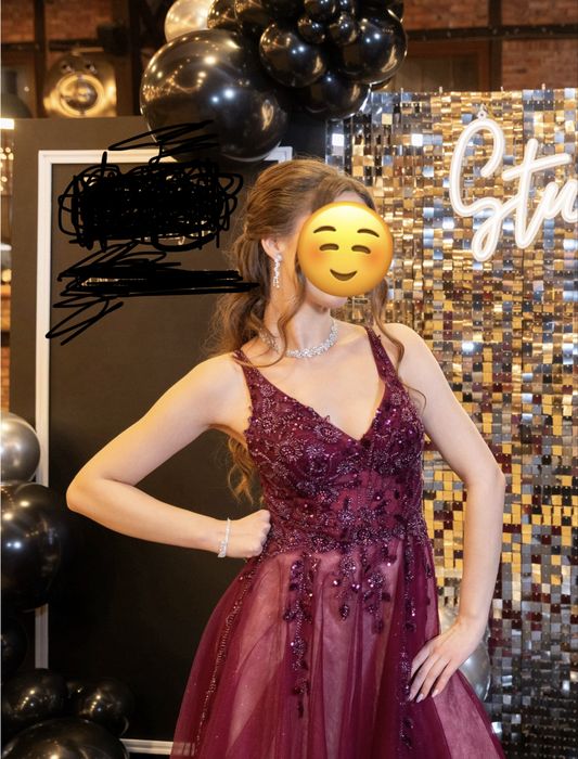 Elegancka i unikatowa sukienka studniówkowa  z cekinami
