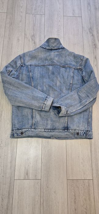 Levis  L.          .
