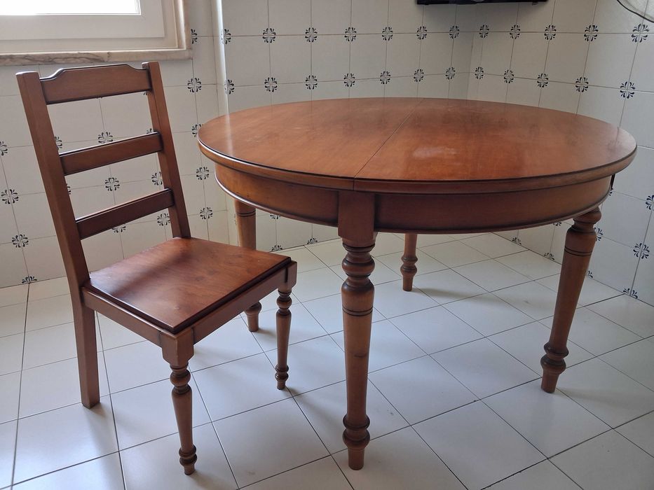 Mesa extensível e quatro cadeiras em madeira maciça de cerejeira