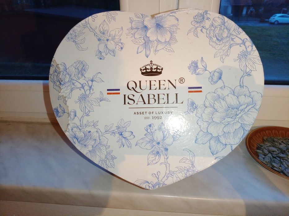 Sprzedam komplet filiżanek firmy Oueen Isabell.