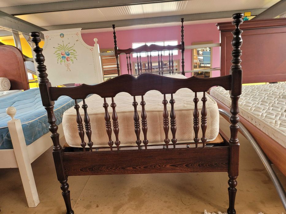 Cama de solteiro em madeira com estrado e colchão - Bom e