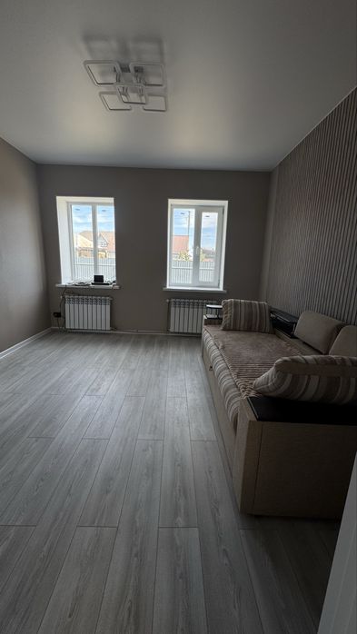 Продаж будинку у центрі Орлівщини , ремонт , гараж , ділянка 10 соток . По домовленісті співпрацюємо по державній програмі .