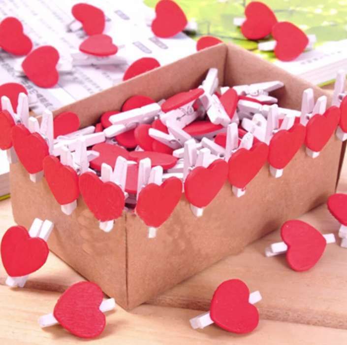 Conjunto 10 mini molas brancas com coração vermelho